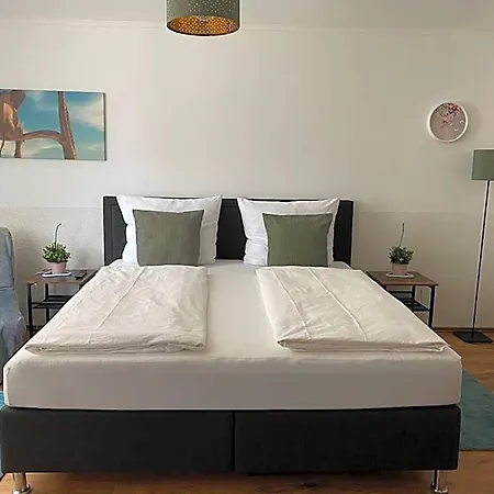 לינה וארוחת בוקר Am Hafen 4*